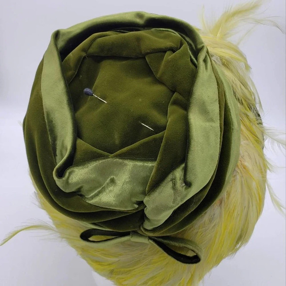 Vintage Calot Style Hat in Stunning Green and Citron Velvet & Feathers H… - Picture 5 of 7